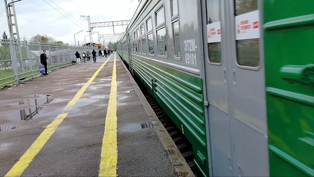 Электропоезд Ижорский Батальон ЭТ2М-091 Сообщением С.Петербург-Шапки Отправляется с платформыКолпино смотреть онлайн