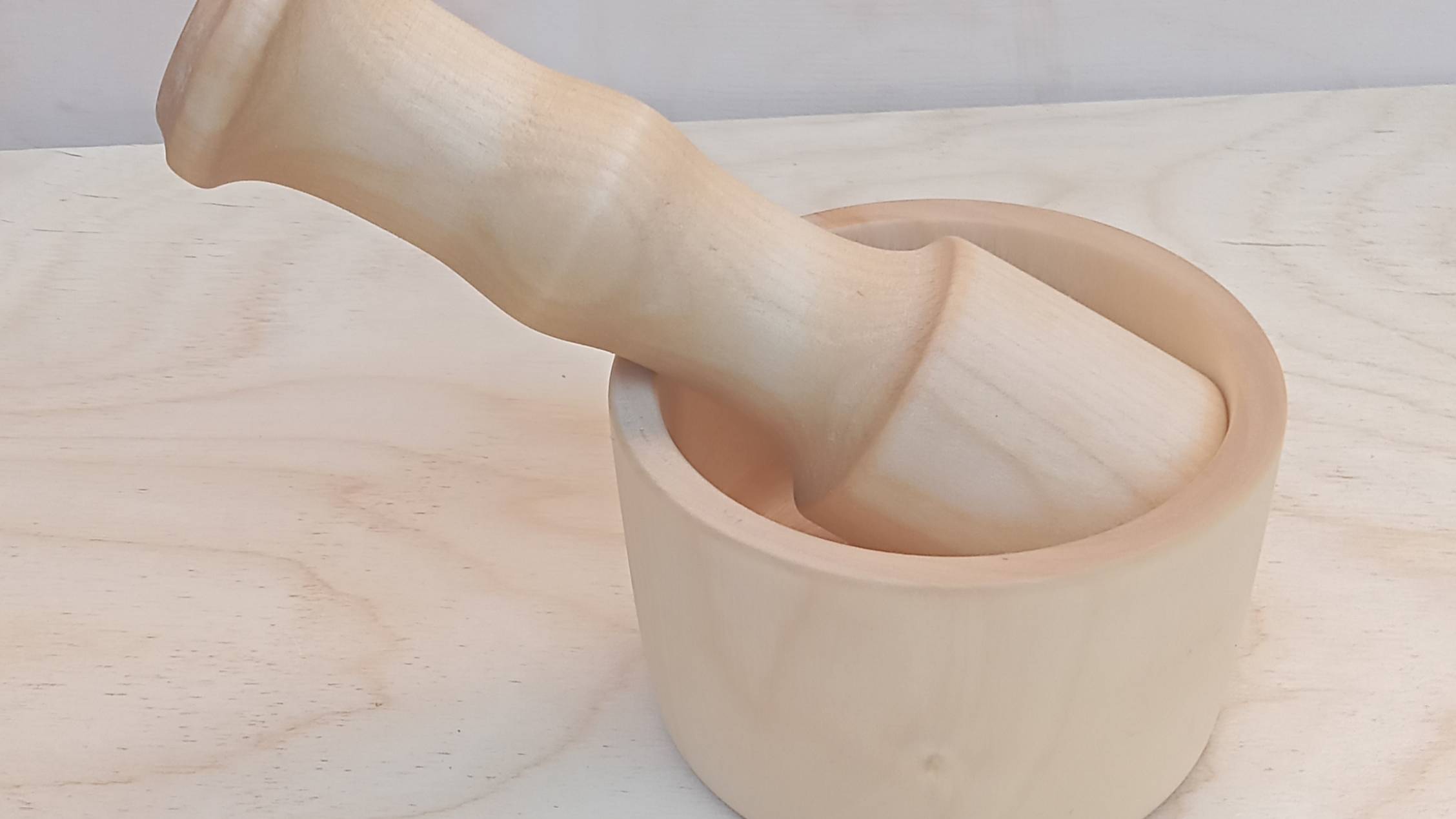 Ступка с пестиком из березы, покрыта маслом смотреть онлайн