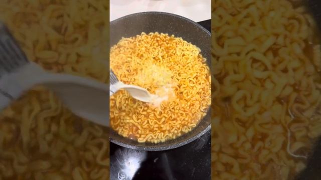 Корейская лапша с вареной колбасой