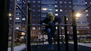 Упражнение «Петушок» на перекладине