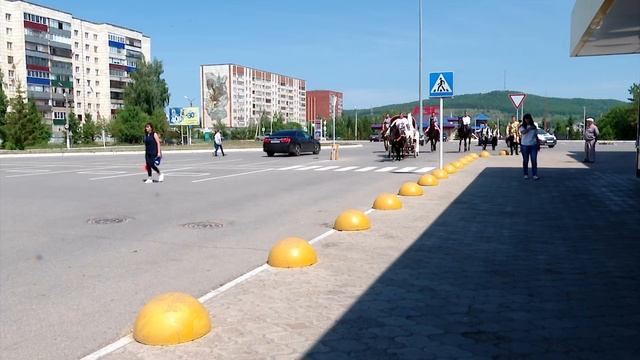 По улицам Альметьевска проехался конный кортеж, который собрал подарки к Сабантую смотреть онлайн