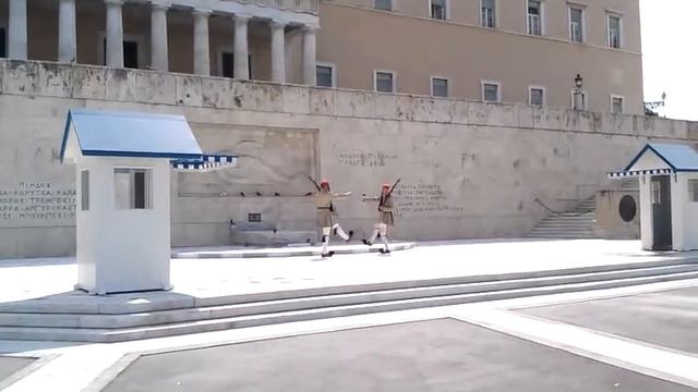 Смена почётного караула у здания греческого Парламента. Greek Parliament смотреть онлайн