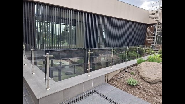 Осветлённое стекло и открытое пространство уличное ограждение на частном участке во Владимире смотреть онлайн