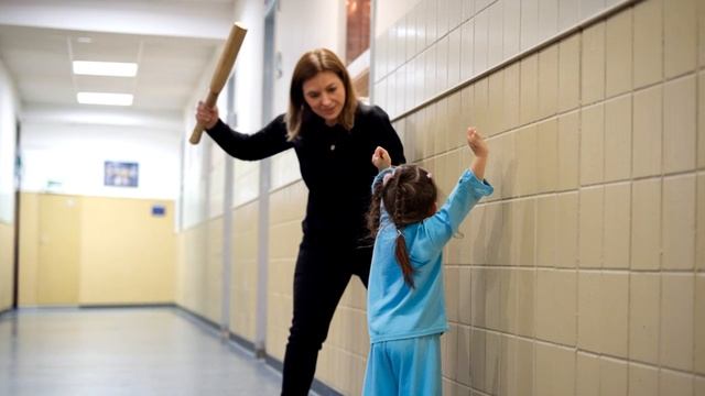 Девочка пришла из школы с синяками, просмотрев камеры, смотреть онлайн