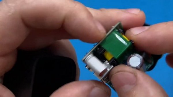 Блок зарядки Essager 20W GaN згорів за 4 місяців користування