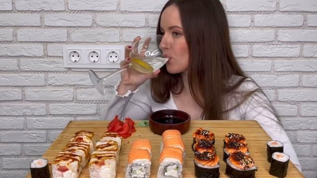 МУКБАНГ РОЛЛЫ ЗАПЕЧЕННЫЕ с курицей ФИЛАДЕЛЬФИЯ ЦЕЗАР?