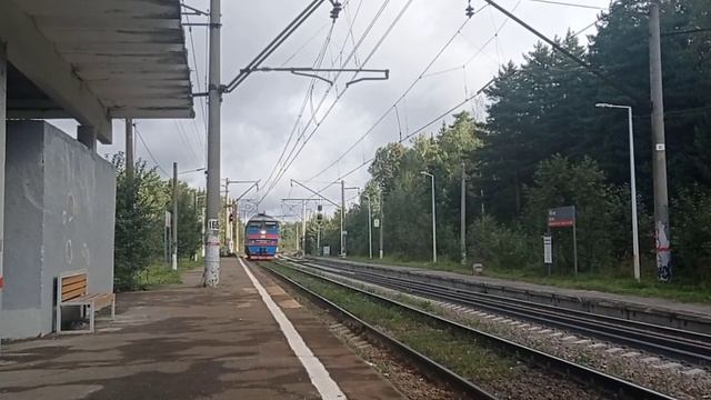 тепловоз 2ТЭ116-525 следует резервом