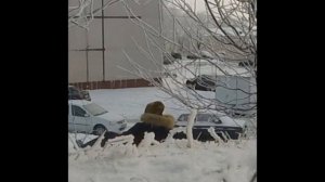 катаемся на ватрушке/ржач врезался в машину