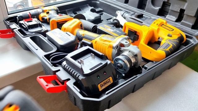 Набор электроинструментов 4 в 1 DeWalt