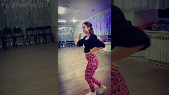 Презентация Ксюши на пробном уроке по женской бачате-соло 🤠🤠🤠 смотреть онлайн
