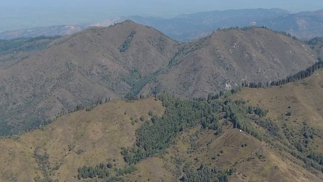 Полет квадракоптера со стороны горы Серкебай над горо