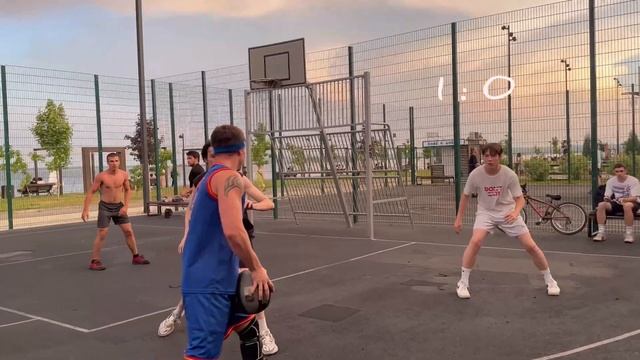 игра 5 на 5, девушка заставляет гореть пуканы у парней)))