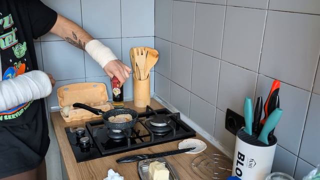 ШЕДЕВР ОДНОРУКОЙ КУХНИ или КАК ПРИГОТОВИТЬ ЯИЧНИЦУ ес смотреть онлайн