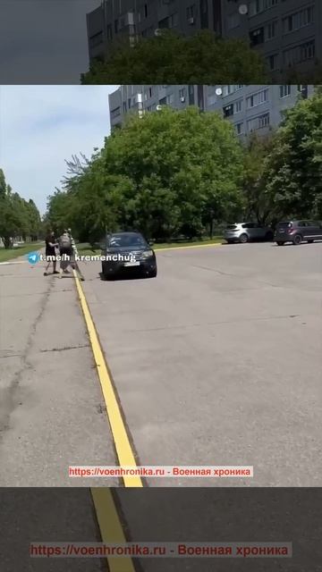 В Кременчуке гражданские побили машину ТЦК смотреть онлайн