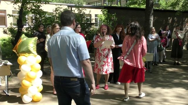 Сталеваров 28. Последний звонок в 9 и 11-х классах.
2025г. смотреть онлайн