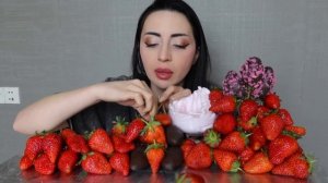 МОЯ ОДНОКЛАССНИЦА  ПИШЕТ ХЕЙТ МНЕ 🤫 Mukbang 🍓 Ayka Emilly