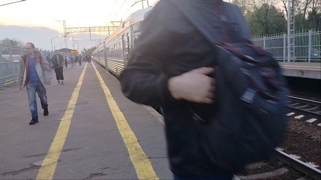 Электропоезд Ижорский Батальон ЭТ2М-091 До станции Малая Вишера Отправляется с платформы Колпино смотреть онлайн