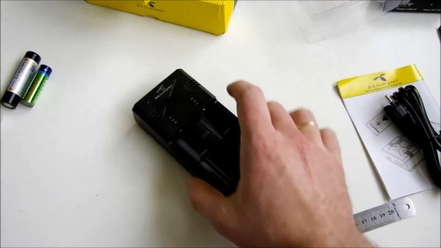 Универсальное зарядное устройство Skilhunt M2 смотреть онлайн
