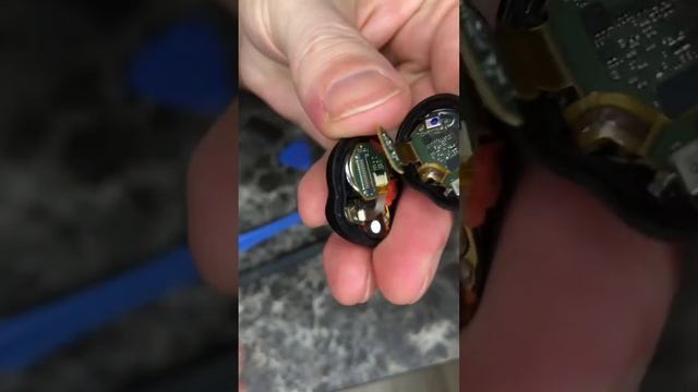 Замена аккумуляторов в наушниках Sony WF-1000XM4 смотреть онлайн