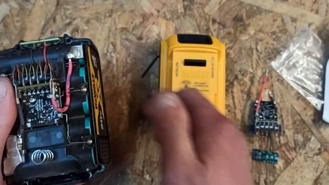 Внимание ! Подделка Dewalt DCB205. А вы такое видели ? смотреть онлайн