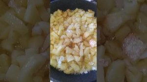 Картошка жареная на говяжьем жиру, с лучком и чесночко
