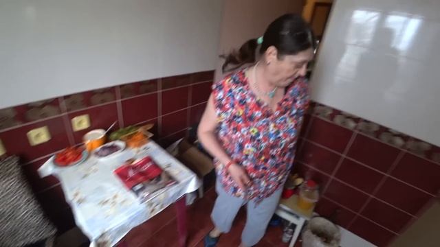 МАМА ГОТОВИТ ШАУРМУ.. БАТЯ ПСИХУЕТ СКАНДАЛ! смотреть онлайн