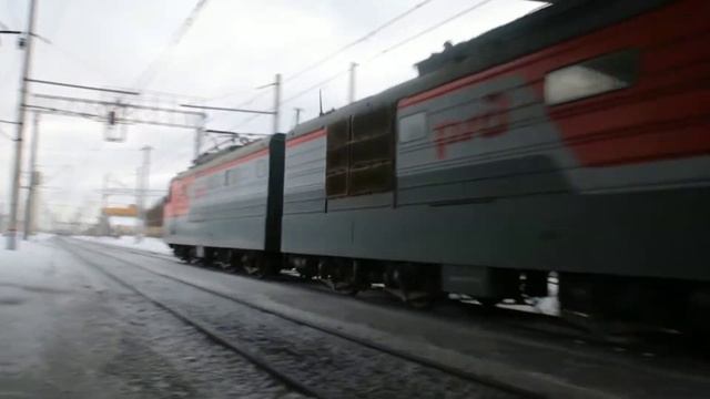 Электровоз ВЛ10К-420 следует резервом.