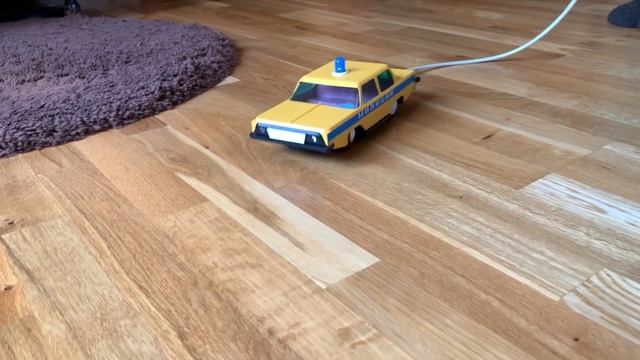 Игрушечная машинка с пультом управления 