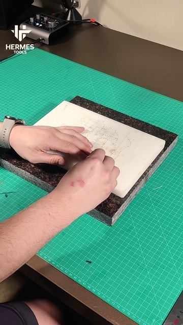 Как устанавливать медные заклёпки на кожу #hermes_tools #handmade #diy #leathercraft #творчество