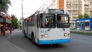 Троллейбус Екатеринбурга ЗиУ-682Г-016 (012) борт. №454 маршрут №38 на остановке "Библиотека"