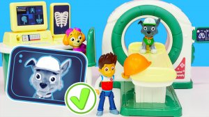 Рокки получил травму головы! Щенячий Патруль учит использовать защитные каски - Видео для детей