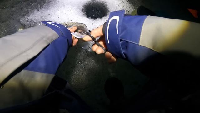 МЫ ОДНИ ПОСРЕДИ ЗАМЁРЗШЕГО ОЗЕРО,ТИШИНА и ТОЛЬКО ЛЁД П