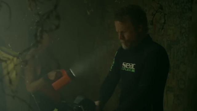 Они спускаются в подводную пещеру в непроходимых джун смотреть онлайн