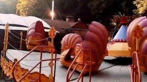 Катаемся в парке на Карусели вальс очень крутой