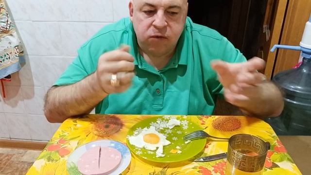 Мукбанг. Яичница глазунья, колбаса и сок. О причудах эт смотреть онлайн