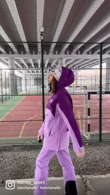 Горнолыжный костюм в трендовом цвете