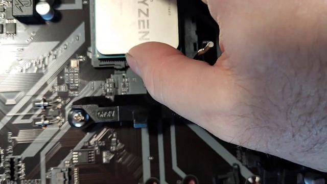 Установка процессора Ryzen на материнскую плату смотреть онлайн