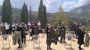 Мама потеряла сына на войне.