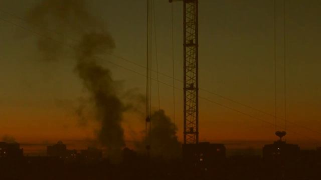 Подъемный кран на закате смотреть онлайн