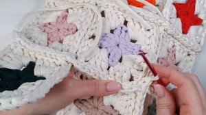 Яркая сумка из бабушкиных квадратов. Сумка из трикота?