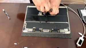 Замена  Батареи  MacBook Air 13 A2681 M2
