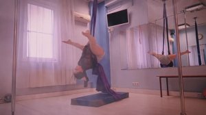 Воздушная акробатика на полотне (Измайлово, Первомайская). Выступление Сони!