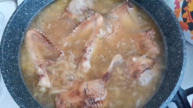 мускусная утка жареная с луком, гарнир вермишель.