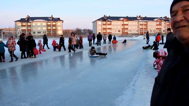 Дерево желаний покрывается цветными ленточками. смотреть онлайн