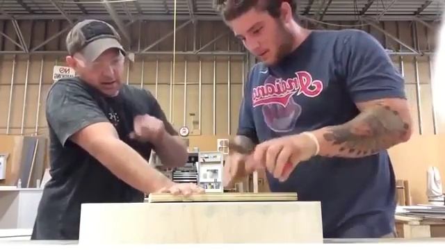 Угарнул над  невнимательным коллегой.