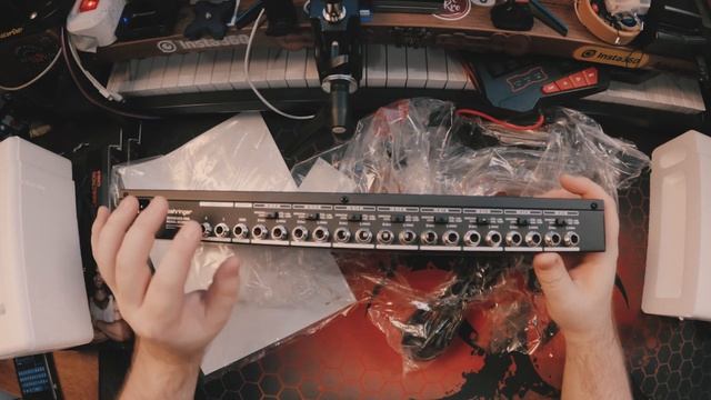 Behringer Eurorack Pro RX1602 - Линейный Микшерный Пульт