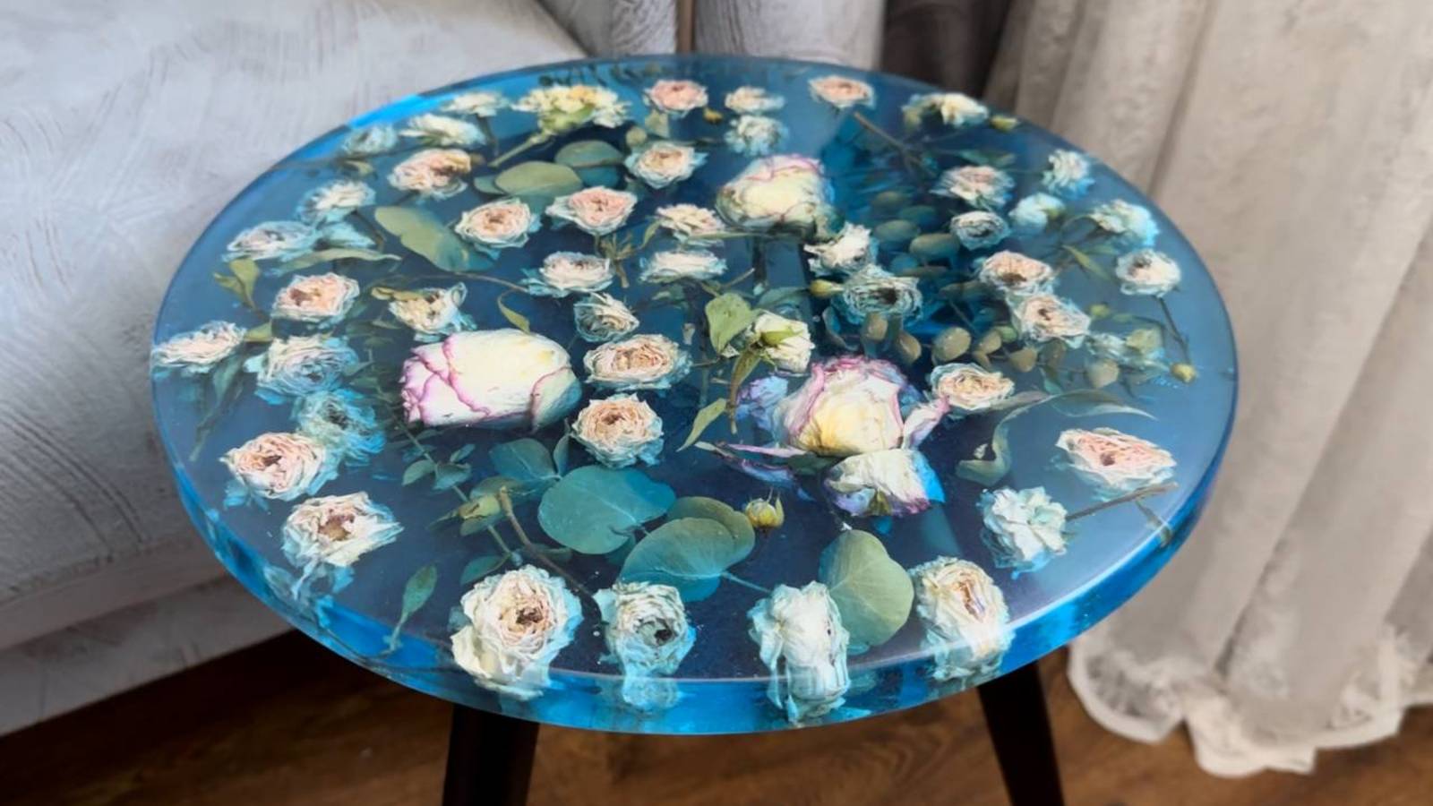 Стол из эпоксидной смолы с розами. смотреть онлайн