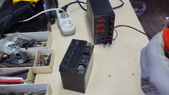 Зарядка мото акумуляторів ... смотреть онлайн