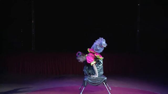 Влада Нараева Эквилибр на стуле  МАМА  (8 лет).  (circus show)