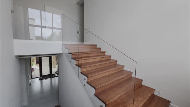 Простота в деталях монтаж стеклянных ограждений и зеркал в частном доме с архитектурным замыслом смотреть онлайн